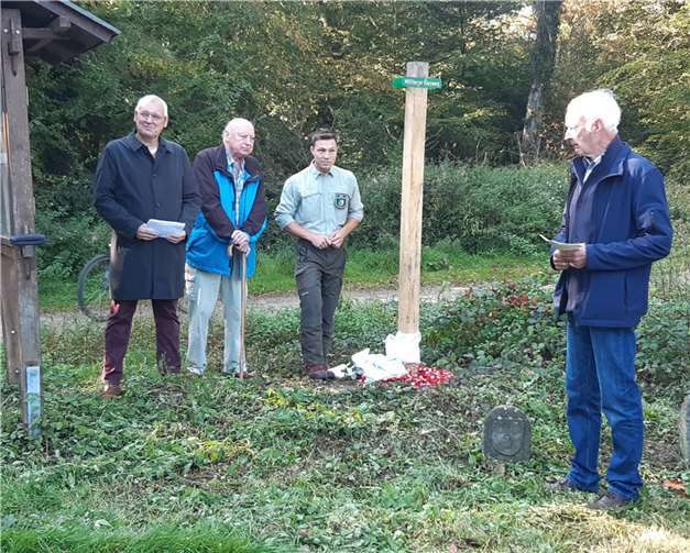 V.li. HVV-Vorsitzender Dr. Georg Schneider, Altförster Heinz Hövelmann, Förster Daniel Braun und Autor und Urheber Dr.Benno Willers.Fotos: privat