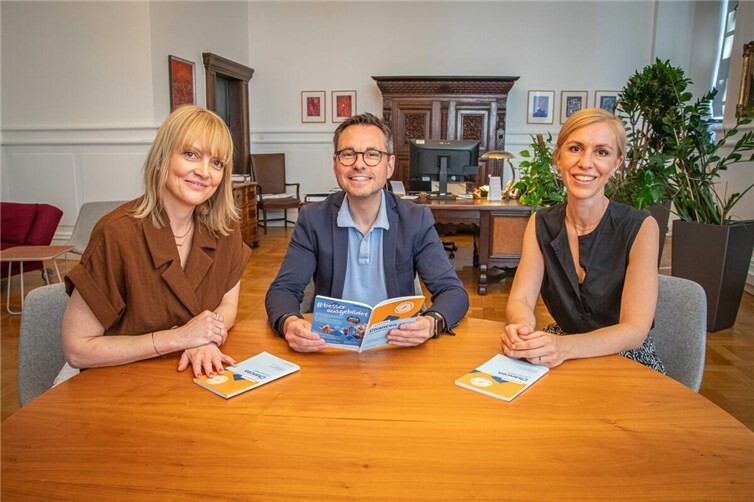 V.li. Hanna Rhein-Op den Camp (Regionalleiterin IfT), David Langner und Laura Sahakyan (Projektleiterin IfT).