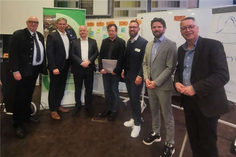 V.li. Hans-Jörg Assenmacher (Vorsitzender Initiative Region Koblenz-Mittelrhein e.V.), Christian Sögtrop (Inhaber NextGen Advisory, Windhagen), Sebastian Ostrowicz (Horvath AG - Principal, Digital Transformation & Technology, Wiesbaden), Prof. Dr. Dr. Sergej Sizov (Inhaber Lehrstuhl „Künstliche Intelligenz“ an der Hochschule Koblenz), Simon Tiffert (OptaZEN GmbH - Inhaber, Planing AI Solution, Windhagen), Daniel Pötzinger (AOE GmbH - CTO, Digital Engineering, Wiesbaden) und Stephan Breser (Leiter Fachkommission Wirtschaft Initiative Region Koblenz-Mittelrhein e.V.). Foto: Sandra Hansen-Spurzem, Initiative Region Koblenz-Mittelrhein e.V.