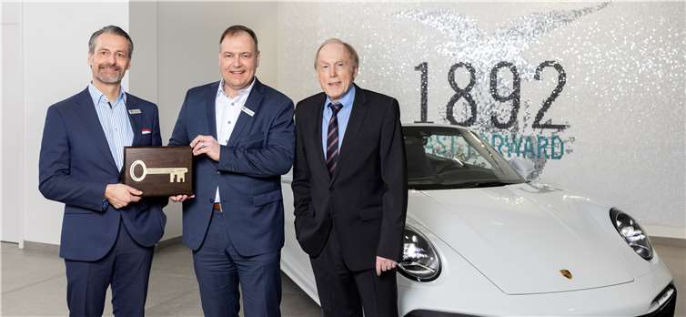 V.li. Hans Jürgen Persy (Vorsitzender des Vorstands Löhr & Becker AG), Daniel Georg Rittersbacher (Gesellschafter-Geschäftsführer Georg Rittersbacher Sportwagen GmbH), Dr. Günther Falkenstein (Aufsichtsratsvorsitzender Löhr & Becker AG) - alle Personen wurden zuvor negativ auf SARS-COV-2 getestet.Foto: Julia Berlin