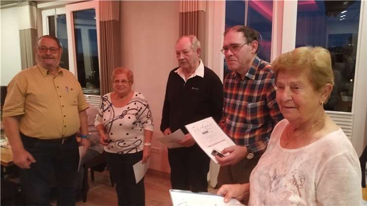 V.li. Hans- Peter Schmitz (20 Jahre), Inge Schmitz (20), Bernd Karwinkel (20), Peter Böhm (10) und Agnes Pluschke (10). Foto: privat