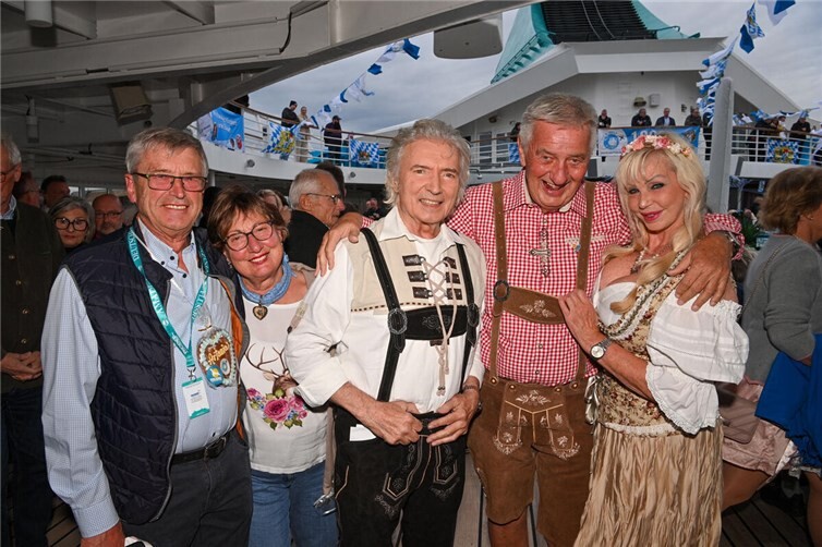 V.li. Hans Peter und Annegret Röhrig sowie Reiner Meutsch und Peter Orloff beim Oktoberfest bei der erfolgreichen FLY & HELP Charity-Kreuzfahrt. Foto: röhrig