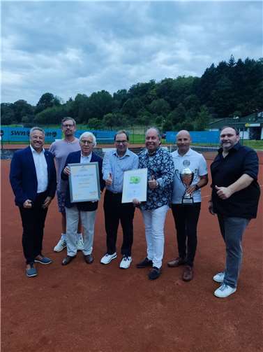 V.li. Hans-Werner Breithausen (Verbandsbürgermeister), Jan Jakobi (Tennisschule jaja), Fritz Langenhorst (Vizepräsident des Sportbund Rheinland), Germar Baumgärtel (1. Vorsitzender TV Melsbach), Peter Hack (1. Vorsitzender TC Rengsdorf), Norbert Happ (Kassierer TC Rengsdorf), Holger Klein (ortsbürgermeister Melsbach).  Quelle: TV Melsbach