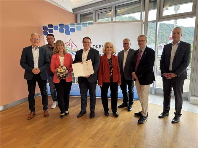 V.li, Hans.Joachim Mons (Erster Kreisbeigeordneter), Stefan Fresinger (Personalratsvorsitzender), Anke Beilstein (Landrätin), Thomas Linnertz (Präsident der ADD), Barbara Schatz-Fischer (Geschäftsbereichseitung), Philipp Thönnes (Büroleiter), Siegfried Niederelz (Kreisbeigeordneter), Achim Wagner (Geschäftsbereichseitung).  Fotos: Andrea Ney | Kreisverwaltung Cochem-Zell