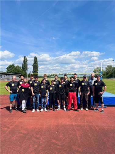 V.li. Harald Reif (Realschullehrer); Niklas Stieber; Dr. Angela Döbert ,Robin Becker; Idriz Dema; Samuel Becker; Erik Daub; Daniel Stodulka; Rudi Poppe; Ali Balikci; Christian Korb; Emilio Scherbarth; Adrian Wolf; Peter Reif (AG-Leiter); Schulleiter Gerhard Müller und Stefan Lakotta (Realschullehrer). Foto: Realschule plus