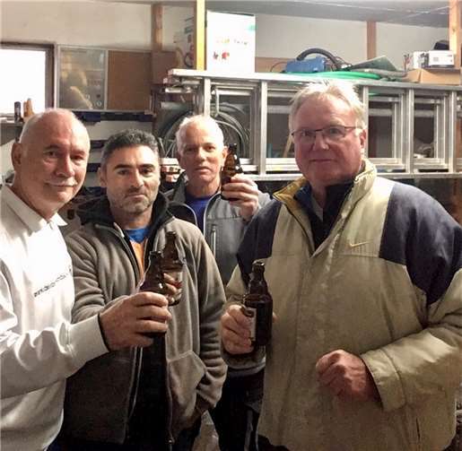 V.li. Harry Burkhardt (ALtr), Michael Ziob (alter Platzwart), Kurt Hergenhahn (neuer Platzwart) und Werner Kölgen (Sportwart).Foto: privat