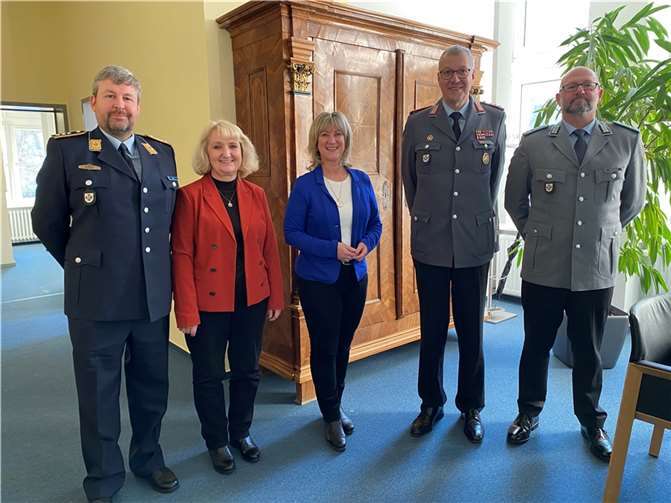 V.li. Hauptmann Alexander Daun, Barbara Schatz-Fischer, Landrätin Anke Beilstein, Oberst Stefan Weber und Oberstleutnant Murat Aydin. Foto: Andrea Ney