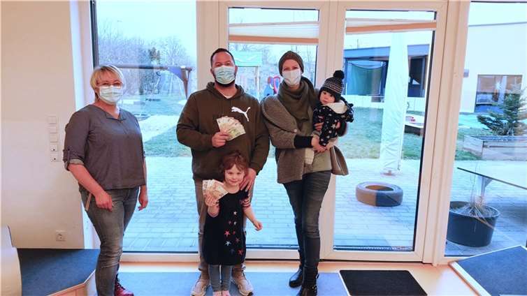 V.li. Heike Leinz (Leiterin KiTa), Marius Parsch (Baumverkäufer) mit Tochter, Valeria Schmitt mit Sohn (Stellv. Vorsitzende Förderverein).Foto: privat