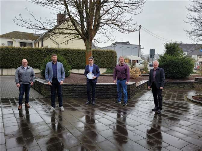 V.li. Heiko Weller, Markus Klein, Frank Schüler, Philipp Rasbach und Bürgermeister Volker Mendel. Quelle: Verbandsgemeinde Puderbach