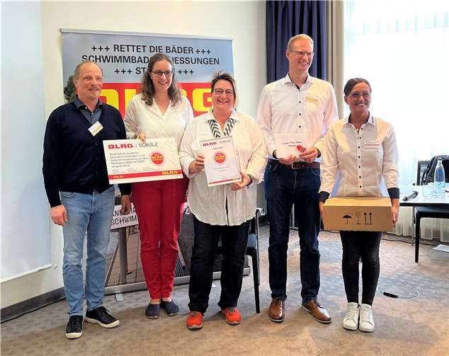V.li. Helge Streubel (Sportkommission der KMK), Juliane Dahl (Sportlehrerin CSS Niederbieber), Astrid Kamps (Leiterin Ausbildung im DLRG-Präsidium), Maximilian Röhr (Bundesbeauftragter für DLRG & Schule), Olga Aschenbrenner (Sachbearbeiterin Prävention). Foto: DLRG