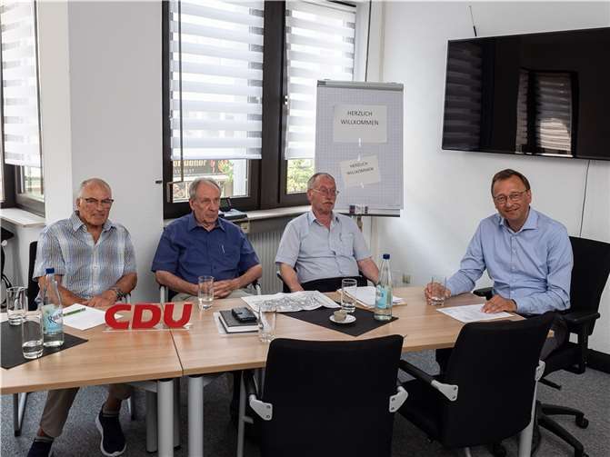 V.li. Helmut Herrmann - Vorstand BI, Winfried Hähle - Vorstandsvorsitzender, Jürgen Potratz - Vorstand BI und Josef Oster MdB/Wahlkreisabgeordneter und Stadtrat. Foto: Hermann Schaefer