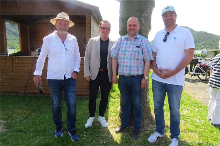 V.li. Helmut Hosenbaum, 1. Vorsitzender des Brohler Kulturvereins; Verbandsbürgermeister Marcel Caspers; Martin Schnitker, Geschäftsführer des Brohler Kulturvereins; Thorsten Huber, Marketingleiter vom Brohler Mineralbrunnen und Sponsor des Kulturvereins.