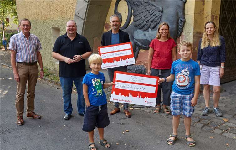 V.li. Henning Wulf und Thorsten Schneider übergeben die Spenden an Dominik Sannwaldt, Camilla Lorenz, Dajana Kahle und Schulkinder.Quelle: Karthäuser Bürgerverein