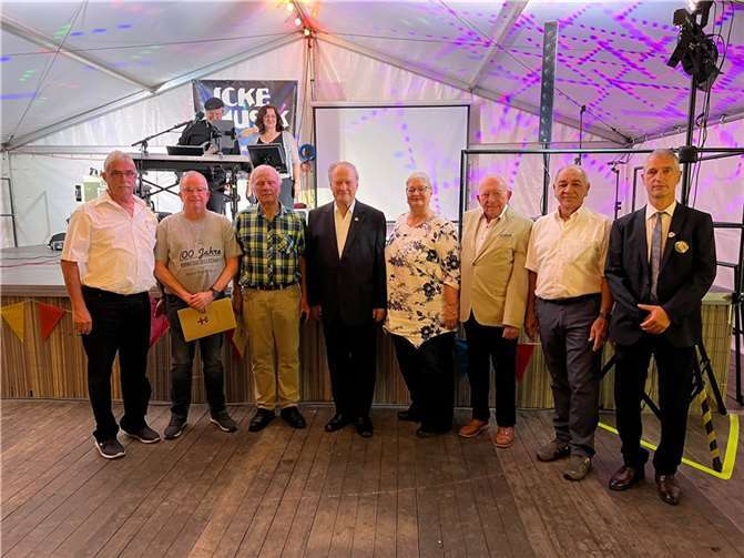 V.li. Herbert Dott, Ortsvorsteher Kesselheim - Uwe Raffauf, Ehrensiegelempfänger - Richard Raffauf, Ehrensiegelempfänger - Otto Galla, Stifter des Ehrensiegels - Eva-Maria Lotze, stellv. Ortsvereinsringvorsitzende - Hans-Klaus Daumen, Stifter des Ehrensiegels - Siegfried Zahalka, stellv. Ortsvorsteher Kesselheim - Andreas Münzel, Vorsitzender & Präsident der Kirmesgesellschaft Kesselheim. Foto: privat