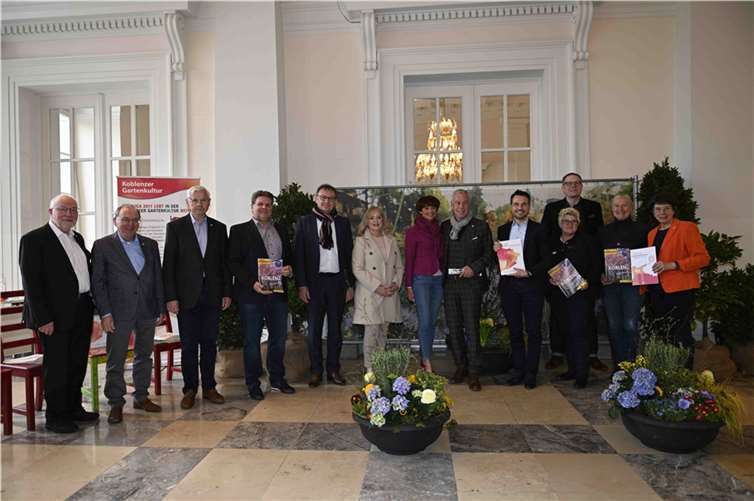 V.li. Herbert Kramb, Roland König, Wolfgang Dreyer, Vorstandsmitglieder BUGA-Freunde KO - Andreas Drechsler, Leiter des Eigenbetriebs Grünflächen- und Bestattungswesen - Prof. Dr. Andreas Schmauder, Direktor Kulturzentrum Festung Ehrenbreitstein/Landesmuseum Koblenz - PD Dr. Margit Theis-Scholz, Kulturdezernentin der Stadt Koblenz - Ulli Piel, Vorstandsmitglied BUGA-Freunde KO - Thomas Schilling, 1. Vorsitzende der BUGA-Freunde KODavid Langner, Oberbürgermeister der Stadt KO - Stefanie Schwarze, Presse/Öffentlichkeitsarbeit - Claus Hoffmann, Geschäftsführer der Koblenz-Touristik GmbH (hinter Frau Schwarze) - Monika Sauer, Stv. Vorsitzende des Kuratorium BUGA-Freunde KO - Anna Maria Schuster, Geschäftsführerin BUGA-Freunde KO und Pressesprecherin KOGA.  Foto: BUGA-Freunde Koblenz, Heinfried Rhoden