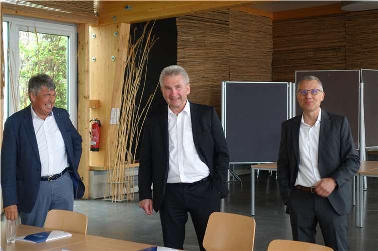 V.li. Heribert Brauckmann (FDP-Vorsitzender Meckenheim), Wirtschaftsminister Andreas Pinkwart, Heiner Kuhlmann (PhenoRob-Sprecher). Quelle: FDP Meckenheim