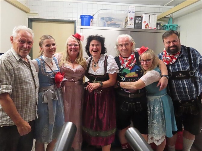 Weißwurst, Kölsch und Feierlaune beim Kölschen Oktoberfest der IWK V.li. Hermann-Josef Girolstein, Natascha Nuszkowski, Silke Reuter, Birgit Rick, Johannes Loch, Andrea Lauxen, Gunnar Carl Römer. Fotos: IWK