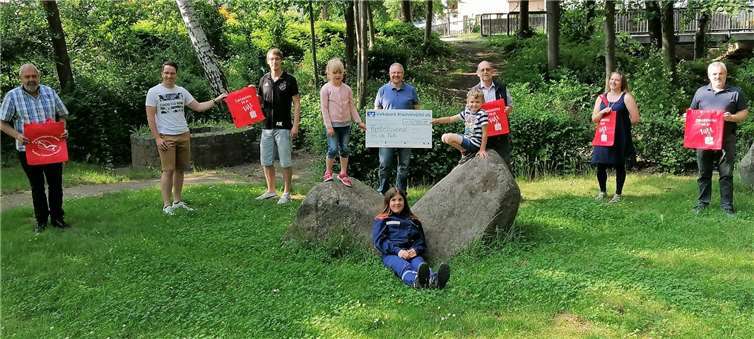 V.li. Hermann Schmitt (ASV Waldorf), Michael Zepp und Andreas Krupp (VfR Waldorf), Arnold Mehren (KG Waldorf), Klaus Hameyer (Förderverein der Freiwilligen Feuerwehr Waldorf), Jessica Kallies (Förderverein des Kindergartens) und Sascha Nachtsheim (Messdienerfahrt Waldorf/Gönnersdorf).Foto: privat