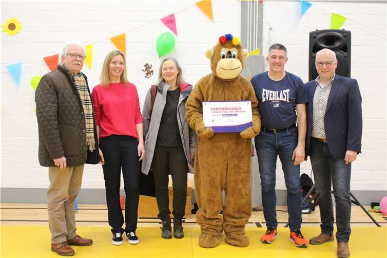 Partnerschule für Bewegung, Spiel und Sport V.li. Herrn Heim, Frau Zimmermann, Frau Riebke, das Schulmaskottchen Thuru, Herrn Stein und Herrn Kölsch. Quelle: Grundschule Weißenthurm