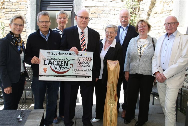 V.li. Hildegard und Jürgen Knappe, Ursula Benner, Ernst und Ingeborg Lutz, Hans-Joachim Benner, Rosi und Peter Olf mit Scheck und kunstvoller Stele.