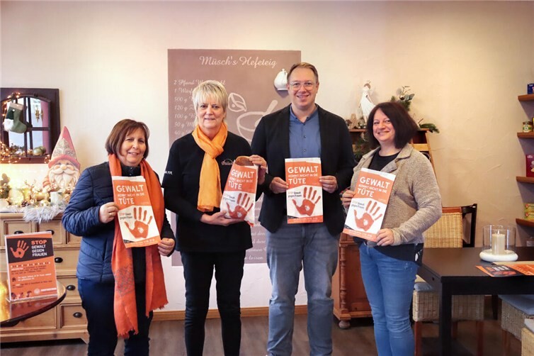 V.li. Hiltrud Thiel (SI Club Cochem/Mosel), Christine Müsch-Schrörs, Claus Heimes (Lions-Club Cochem-Mosel), Melanie Schmidt (Rotary Club Cochem-Mosel). Foto: Karin Scheuer