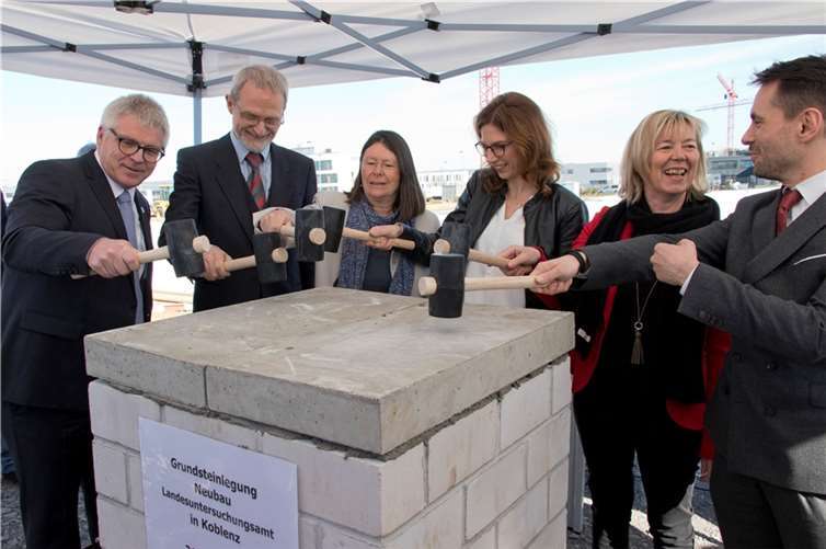 V.li. Holger Basten (Geschäftsführer Landesbetrieb LBB), Dr. Stefan Bent (Präsident des Landesuntersuchungsamts), Ulrike Höfken (Umweltministerin), Sabine Bätzing-Lichtenthäler (Gesundheitsministerin), Doris Ahnen (Finanz- und Bauministerin), David Langner (Oberbürgermeister der Stadt Koblenz). Foto: LUA