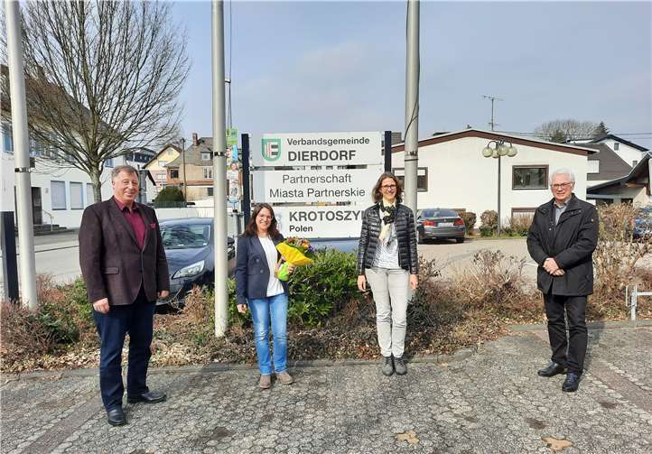 V.li. Horst Rasbach (Bürgermeister VG Dierdorf), Jenny Holly (Außenstellenleitung Dierdorf) Simone Kirst (Geschäftsführerin kvhs), Volker Mendel (Vorsitzender kvhs).Foto: privat