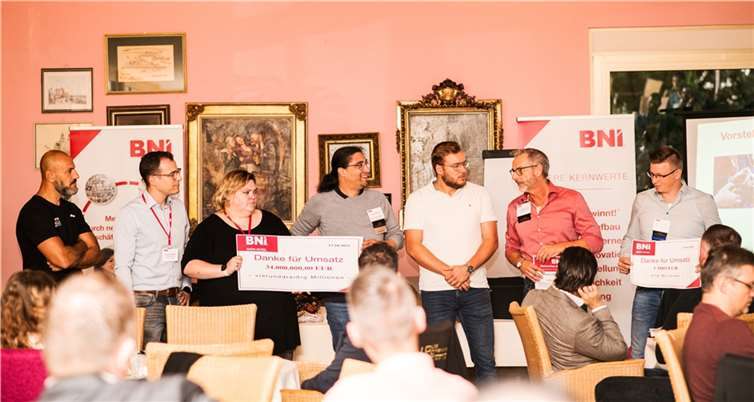 35 Millionen Euro Umsatz durch Empfehlungen  V.li. Hüsein Sarzep, Daniel Schmidt, Yvonné Ritz, Manuel Potter, Philip Hürter, Thomas Elzer und Dominic Hallier. Foto: Andrea Maxsisch