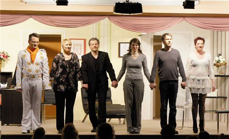 V.li. Ingo Rutschmann, Marion Mülhöfer, Michael Müller, Astrid Letsch, Martin Witte und Elvira Matousek sind die Darsteller in der Komödie „Der Neurosenkavalier“. -GH-