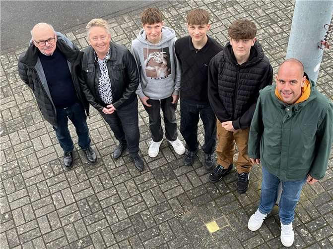 V.li Initiator des Projekts Gerhard Voell, die Koblenzer Bürgermeisterin Ulrike Mohrs, Julian Kraus, Jarne Schreiber, Mika Scherhag und der aktuelle Vorsitzende des TuS Immendorf Carsten Stammel. Fotos: Michaela Cetto/TuS Immendorf