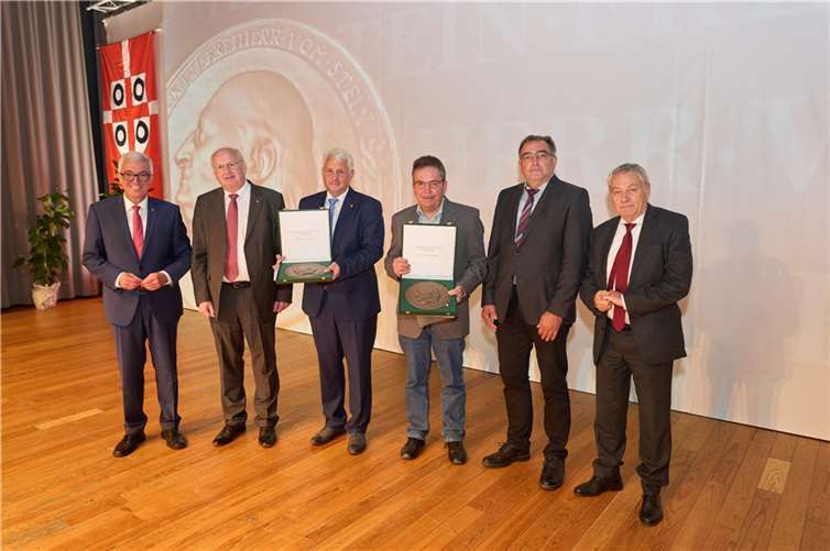 V.li. Innenminister Roger Lewentz, Bürgermeister Karl Heinz Simon (VG Zell), Lothar Schneider, Werner Arenz, Beigeordneter Thomas Welter (VG Kaisersesch), Landrat Manfred Schnur. Foto: MdI RLP/Thomas Frey
