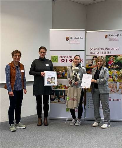 V.li. Irmgard Lütticken - DLR/Ernährungscoachin, Kathrin Uyuni - KiTa Landkern, Linda Jost - KiTa Landkern und Katrin Eder - Klimaschutzministerin RLP. Quelle: Kita St. Servatius Landkern