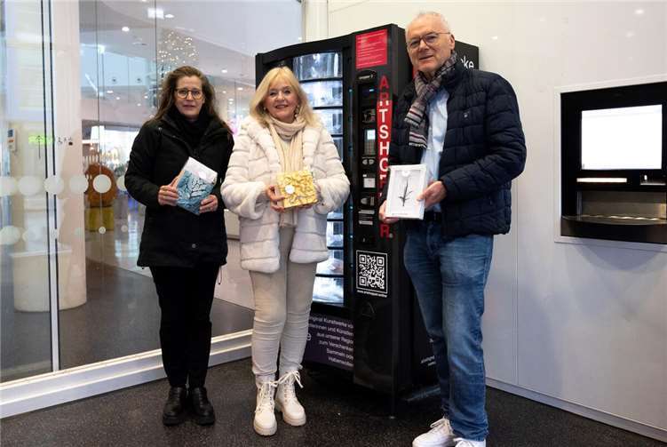 V.li. Isa Steinhäuser; Arbeitsgruppe rheinland-pfälzischer Künstler, Margit Theis-Scholz, Vorsitzende des Koblenzer Kulturvereins, Prof. Theo Enders, Koblenzer Kulturverein. Foto: Isa Steinhäuser