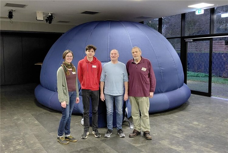 V.li. Isabelle Härig (stellv. Leiterin), Moritz Ludat (FSJler), Klaus Völkel (Sternwarte Sessenbach) und Jürgen Lutz (Repair-Café und Initiator der Aktion). Foto: Bürgerzentrum Lützel