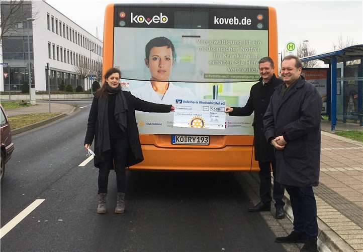 V.li. Jacqueline Bröhl, Frauennotruf Koblenz, Dr. Matthias Schlotmann und Ralf Beaujean, beide Rotary Club Koblenz.Quelle: Frauennotruf Koblenz