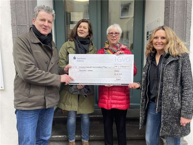 1.262,02 Euro zur Unterstützung von Frauen in Not V.li. Jan Buchbender (Nachbarschaftshilfe Koblenz-Süd – Projekt im SkF Koblenz e.V./ NBH); Jacequeline Bröhl (Team Frauennotruf Koblenz, Fach- und Beratungsstelle zu sexualisierter Gewalt e.V.), Ingrid Lakotta (ebenso NBH); Natalie Frisch (Schwänscha vom Schwanenteich e.V.). Foto: Stefan Blau