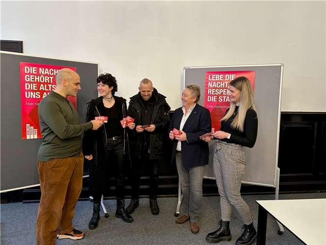 V.li. Jan Moryson (Koblenz-Touristik) Louisa Armbrecht (Assistenz der Geschäftsführung Spökes) Markus Rodemerk (Inhaber Spökes) Ulrike Mohrs (Bürgermeisterin) Natalie Bleser (Geschäftsstellenleitung der Initiative „Sicherheit in unserer Stadt“). Foto: Stadt Koblenz/Mandy Steffens