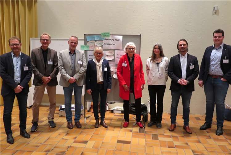 V.li. Jan Schatton, Andreas Kersting, Jörg Schmidt, Margrit Märtens, Isabel Jäger, Katja Ackermann, Daniel Flemm u. Benedikt Bungarten.Foto: Gemeinde Wachtberg/sc