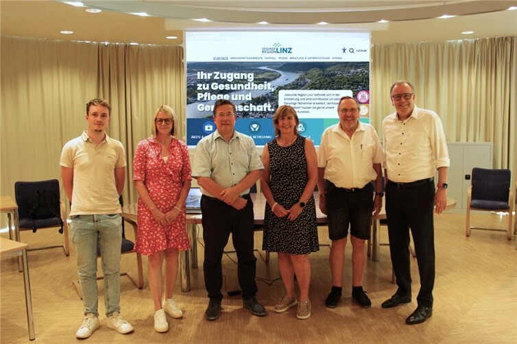 V.li. Jan Trösser (Werkstudent), Jutta Mönnig (Mitarbeitende Verbandsgemeindeverwaltung Linz), Frank Becker (Verbandsgemeindebürgermeister), Jutta Graf (Projektleiterin Modellprojekt Smarte Region Linz), Norbert Rohringer (Ortsbürgermeister Vettelschoß), Helmut Muthers (Stadtbürgermeister Linz).