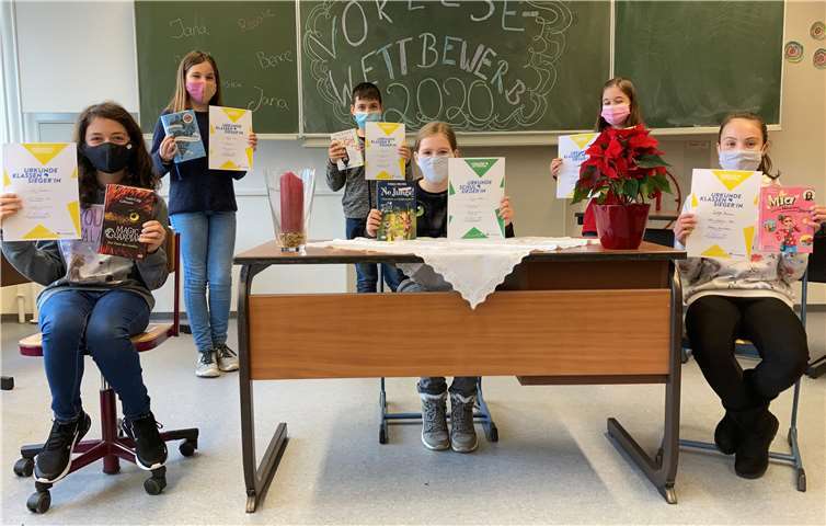 V.li. Jana Barden (6d), Rosalie Weber (6e), Bence Kocsis (6f), die Siegerin Jessica Schilken (6c), Jana Reif (6d) und Isabell Brunner (6a).Foto: privat