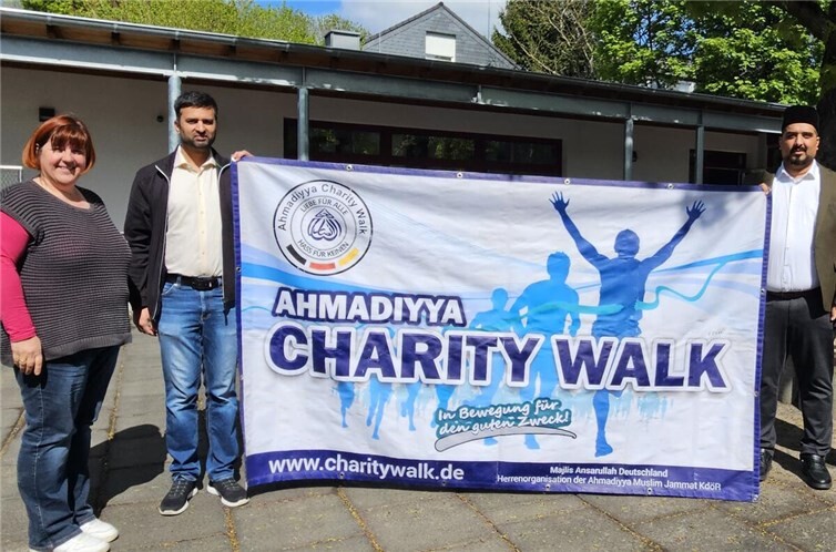 V.li. Jana Fromm (Leitung KiTA Bunte Welt), Navid Haider Ahmed (Leitung Charity Walk) und Ansir Ahmad (Imam der Ahmadiyya Muslim Jamaat Koblenz).