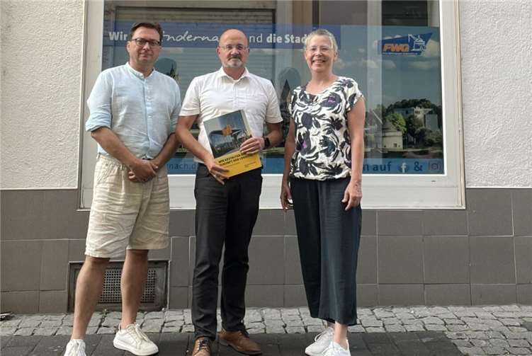 V.li. Janusch Fischer, Peter Mayer und Anja Langenbahn konnten im Dialog klären, dass die Deutsche Bank die Postbank-Filiale und Post-Filiale in der Breite Straße schließt und nicht die Post. Foto: privat