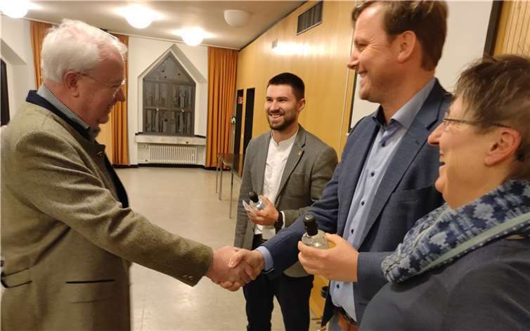 V.li. Jens Biesterfeldt, 1. Vorsitzender des Bürgerverein Meckenheim e.V., Konsul der Ukraine, Maxim Unischenko, Stefan Pohl und Dr. Brigitte Kuchta von „Meckenheim hilft e.V.“.