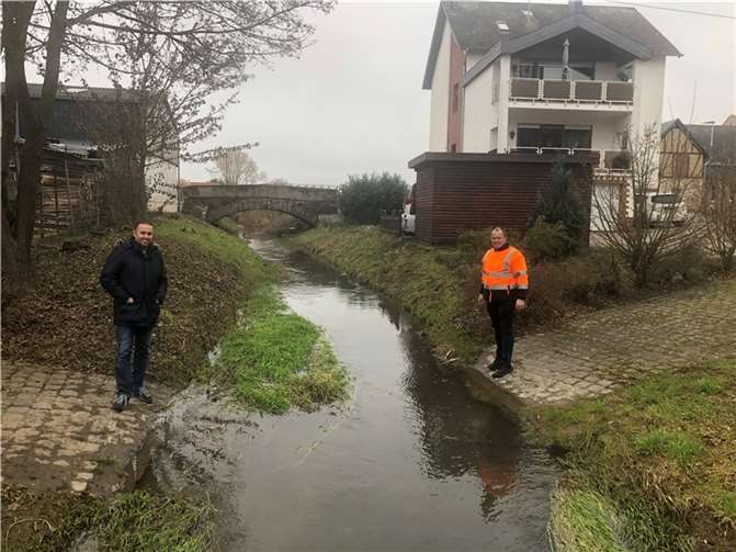 V.li. Jens Firmenich und Jörg Johann am Nothbach in Dreckenach. Foto: privat