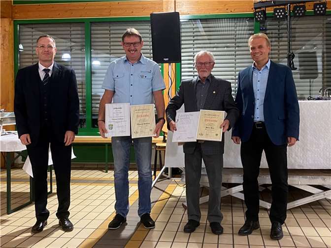 V:li. Jens Koniecny vom Chorverband, die geehrten Thomas Hoffend und Hans Dott sowie der Vorsitzende des MCU Uwe Britz.Foto: privat