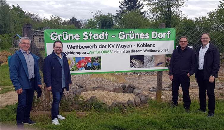 V.li. Joachim Hommer, Pascal Badziong, Manfred Schmid und Horst Hohn sprachen vor Ort über das Urmitzer Projekt „Grüne Stadt – Grünes Dorf“. Foto: privat
