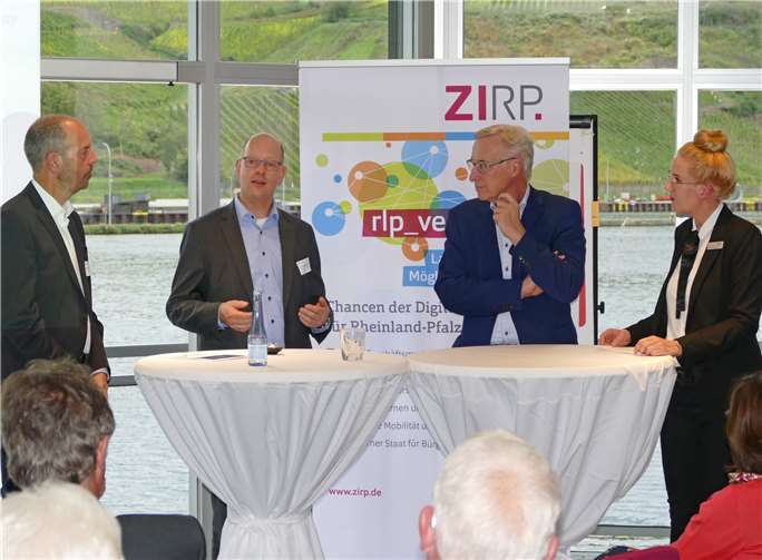 V.li. .): Joachim Jonas, Leiter des Wasserkraftwerks Bruttig-Fankel, Dr. Torsten Hammerschmidt, Projektleiter Netzentwicklung von innogy, Dr. Thomas Griese, Staatssekretär des Ministeriums für Umwelt, Energie, Ernährung und Forsten Rheinland-Pfalz und Victoria Siegismund, Projektleiterin der Zukunftsinitiative Rheinland-Pfalz (ZIRP) e. V. diskutierten über die Energiewende in Rheinland-Pfalz.Quelle: innogy SE