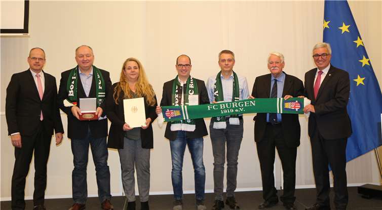 V.li. Jochen Borchert (kommissarischer Präsident des Landessportbundes), Lothar Castor (Ehrenmitglied), Caroline Noch (Vorsitzende), Winfried Appel (Schatzmeister), Georg Stenzel (Geschäftsführer), Walter Desch (Präsident des Fußballverbandes Rheinland), Roger Lewentz (Sportminister). Quelle: FC Burgen