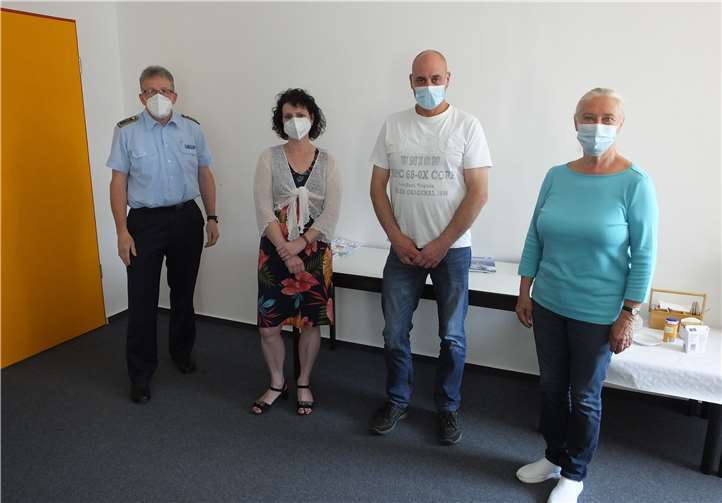 V.li. Jörg Weck, Frau Gönnemann, der zu unterstützende Vater und Monika Sauer, Vorsitzende.Foto: privat