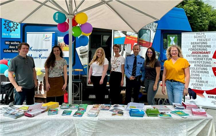 V.li. Johann von Hilchen, Kreisverwaltung Mayen-Koblenz, Janine von Zabern, Netzwerk Kindeswohl, Annette Richert, Kinderschutzbund, Gitta Litz, Kinderschutzdienst, Norbert Heck, Polizei, Julia Feistel, Kinderschutzdienst, Sabine Schmengler, Netzwerk Kindeswohl. Foto: Stadt Koblenz/Susann Krause